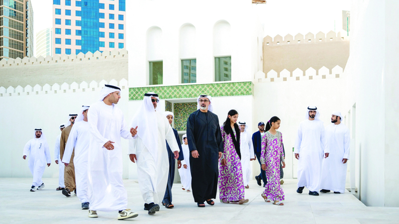 حامد بن زايد وخالد بن محمد تفقدا جانباً من فعاليات المهرجان المتنوعة. وام