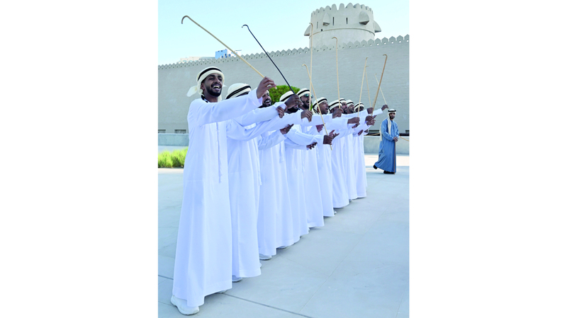 لوحات التراث تزين ساحات قصر الحصن.