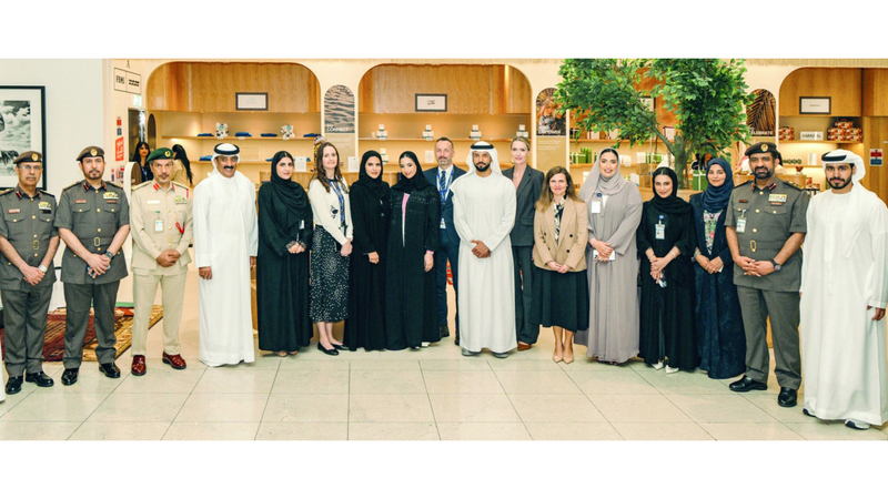 النيادي والمزروعي وعدد من المسؤولين خلال افتتاح «الحي الإماراتي» في مطار دبي الدولي. من المصدر