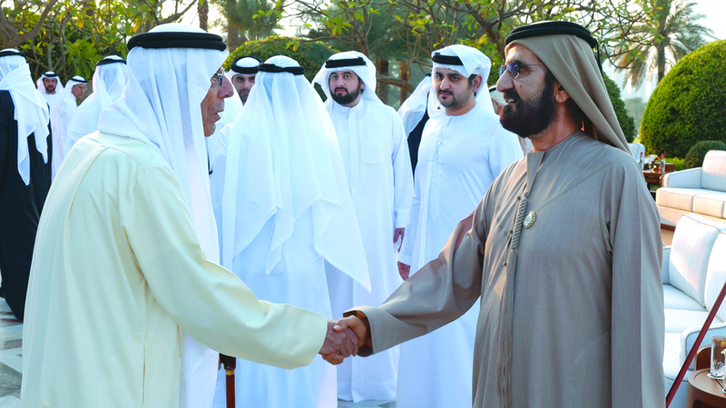 محمد بن راشد خلال لقائه الأعيان وكبار المسؤولين. من المصدر