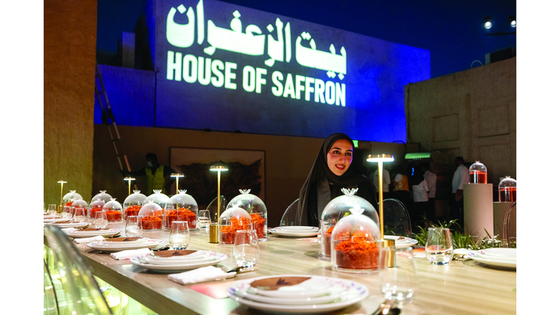 تجربة «بيت الزعفران» تتجاوز العشاء لتقدم حكاية فنية متكاملة.  تصوير: يماني العفاري