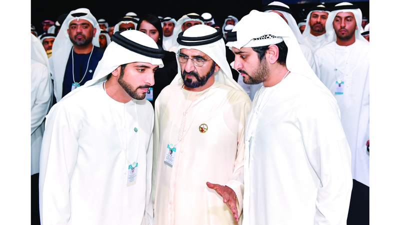 محمد بن راشد خلال حديث مع حمدان بن محمد بحضور مكتوم بن محمد. أرشيفية