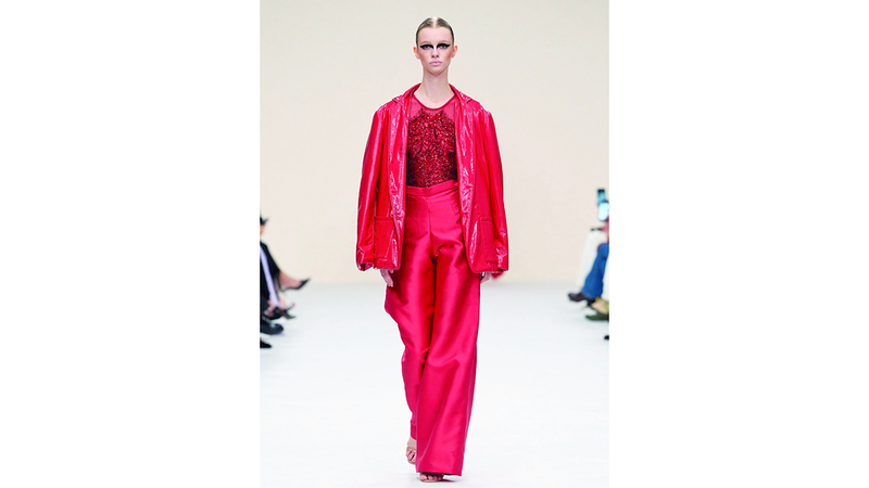 أنجيلو يشتهر بدمجه بين التصاميم الروسية التقليدية والأزياء بلمسة شرقية. من المصدر