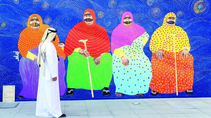الألوان الجميلة تُزيّن جدران الحي التاريخي في دبي خلال مهرجان «سكة». تصوير: يماني العفاري