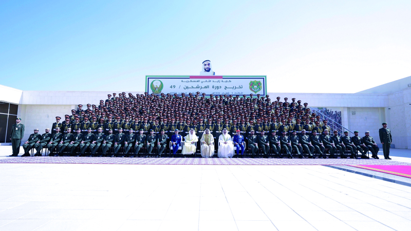 محمد بن راشد خلال لقطة تذكارية مع الخريجين. وام