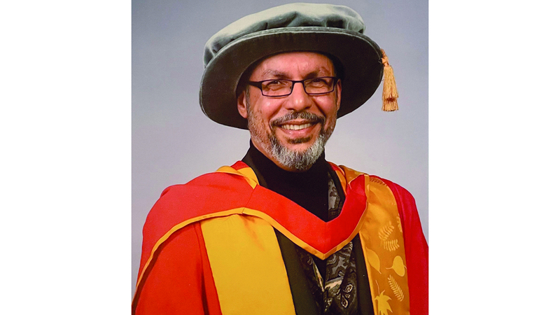 الدكتور عمار شمس: خضت تجربة قيادة السيارة من دبي إلى لندن.. وعملي مع &laquo;تاكسي دبي&raquo; أشعرني بالفخر تجاه مدينتي.