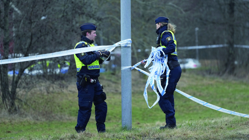 ضباط الشرطة فرضوا طوقاً أمنياً حول مكان إطلاق النار على مشارف مدينة أوربرو. أ.ب