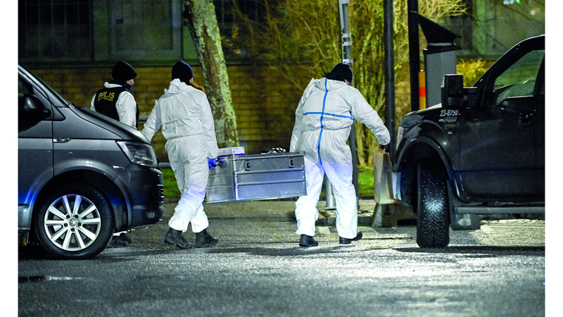 أفراد خدمات الطوارئ يعملون في مكان إطلاق النار. أ.ب