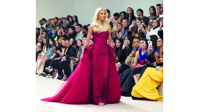 فيكتوريا بتصميم لـ«مايكل سينكو» على منصّة العرض. من المصدر