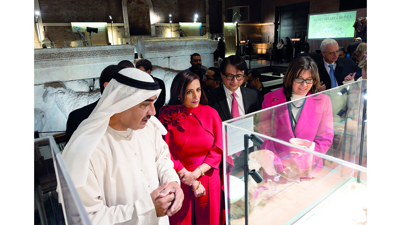 بدور القاسمي تطّلع على إحدى التحف في المعرض. من المصدر