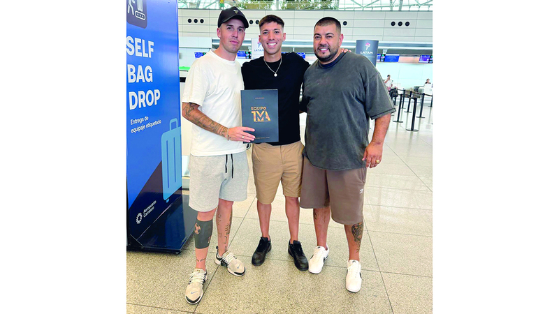 داميان غارسيا أثناء سفره من أوروغواي إلى دبي. من المصدر