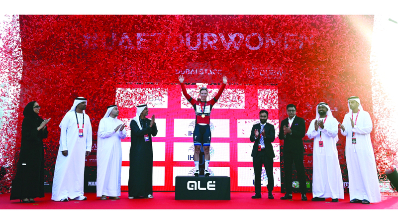 لورينا بطلة «إرث دبي» في «طواف الإمارات»