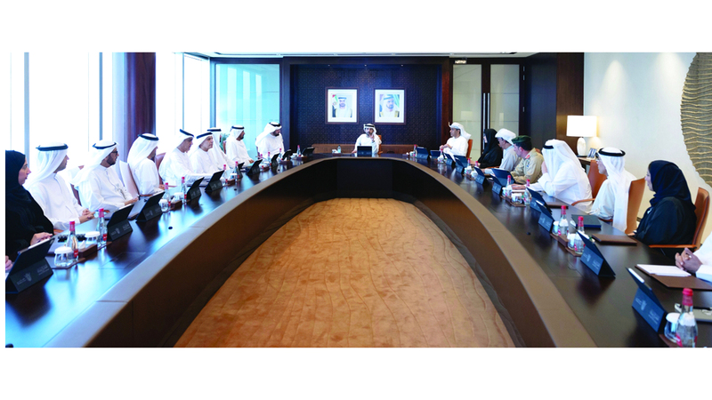 حمدان بن محمد خلال ترؤسه اجتماع المجلس التنفيذي بحضور أحمد بن محمد. من المصدر