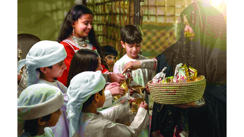 القرية العالمية تُحيي التقليد التراثي على مدار 4 أيام  ما بين المسرح الرئيس وبحيرة التنين. من المصدر