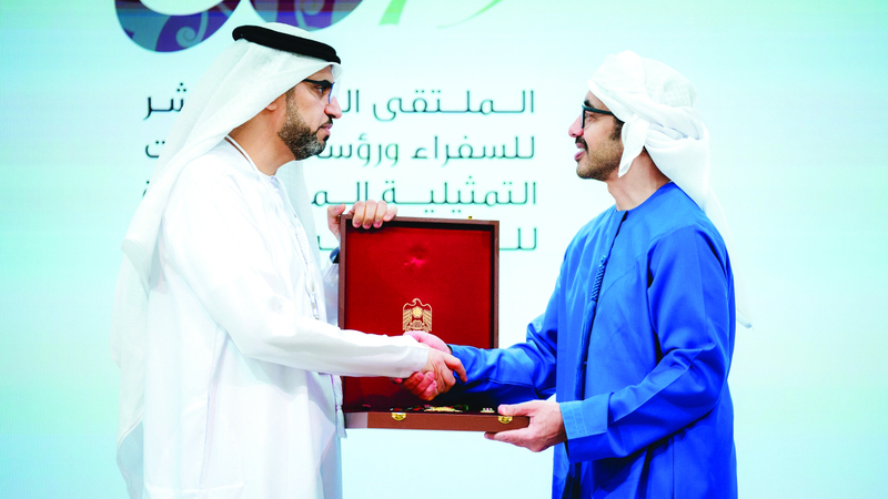عبدالله بن زايد خلال منح الأوسمة لعدد من السفراء. وام