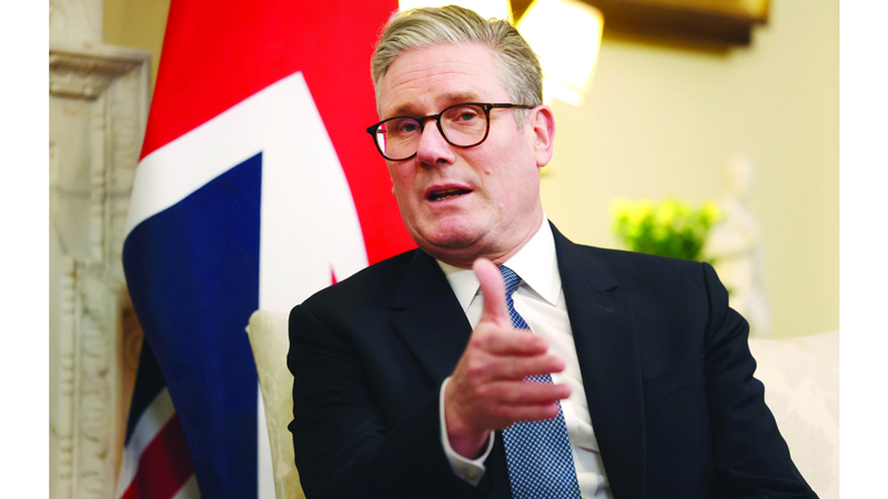 ستارمر يتعامل بحذر مع العديد من القضايا المحلية والخارجية. إي.بي.إيه