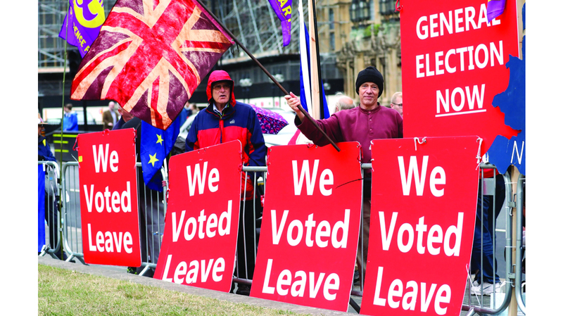 إحدى التظاهرات التي أيدت «بريكست» وأصبح البريطانيون بعدها مثل عائلة نشب بينها خلاف. أرشيفية