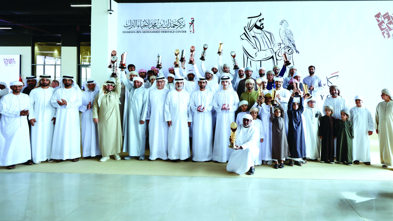 محمد بن راشد بن محمد بن راشد خلال تتويج أصحاب المراكز الثلاثة الأولى في الأشواط الستة. من المصدر