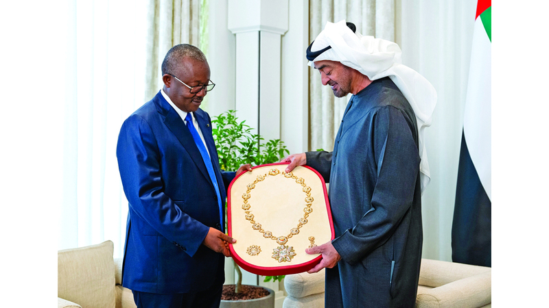 رئيس الدولة وعمر سيسوكو إمبالو خلال تبادل الأوسمة. وام