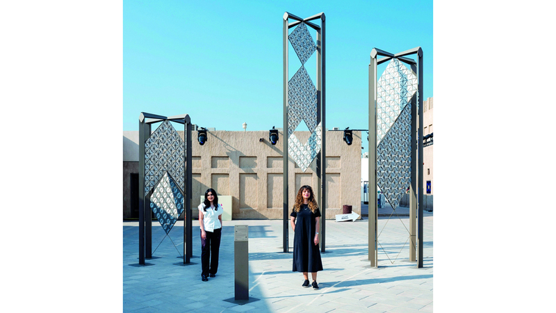 المصممة مريم نامور والمعمارية ندا سلمان بور تقفان في ظل «رنين الرياح». من المصدر