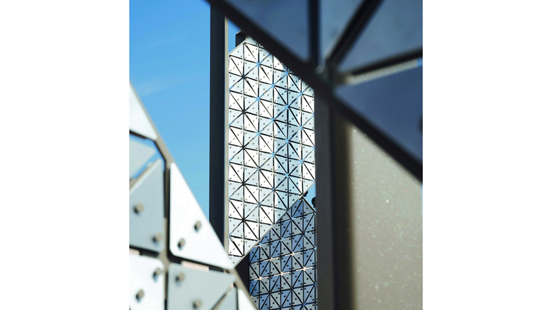 العمل الفني المقام على ضفاف الخور يخاطب خصوصية حي الشندغة التاريخي. من المصدر