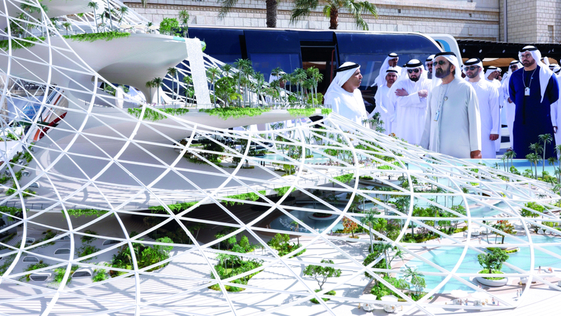 محمد بن راشد خلال اطلاعه على مشروع &laquo;ثيرم دبي&raquo; بمنصة &laquo;طرق دبي&raquo; في القمة العالمية للحكومات. وام