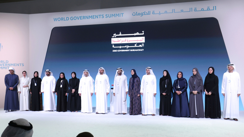 محمد بن راشد خلال تكريم الفائزين بجائزة &laquo;تصفير البيروقراطية الحكومية&raquo;. من المصدر