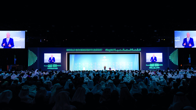 كلاوس شواب متحدثاً خلال القمة. من المصدر