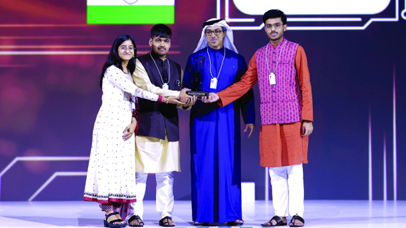 منصور بن زايد خلال تكريم الفائزين. من المصدر