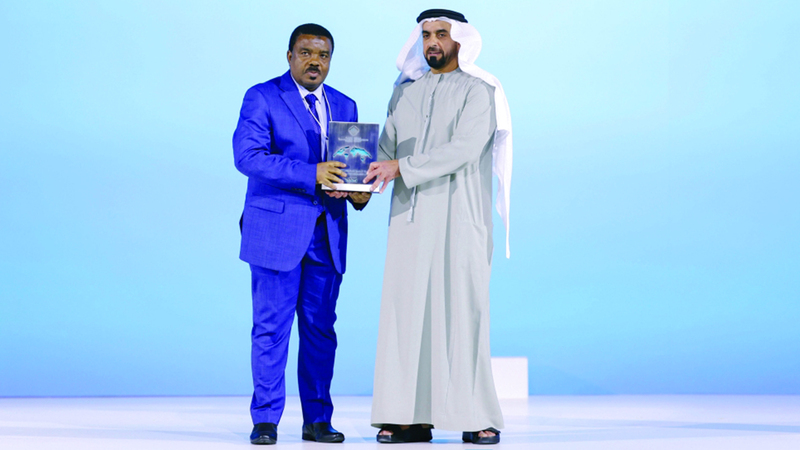 سيف بن زايد خلال التكريم. من المصدر