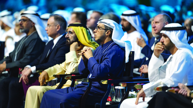 محمد بن راشد خلال حفل التكريم. من المصدر