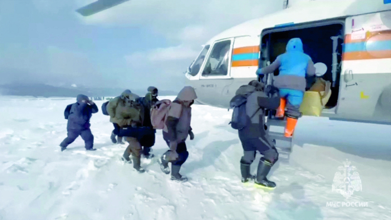 المروحيات استُخدمت لإجلاء العالقين في منطقة سخالين. رويترز