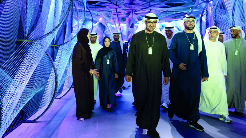 رئيس الدولة خلال زيارته معرض «ابتكارات الحكومات الخلاقة». من المصدر