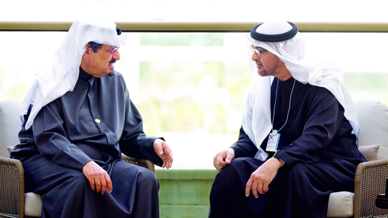 محمد بن زايد خلال لقائه أحمد عبدالله الأحمد الصباح. من المصدر