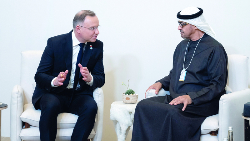 محمد بن زايد ملتقياً أندجي دودا. من المصدر