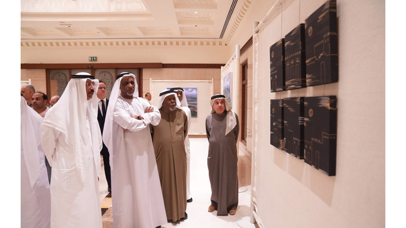 محمد المر وعبدالرحيم سالم وبلال البدور خلال افتتاح المعرض. من المصدر