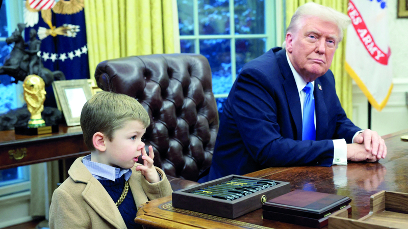 «إكس» يعبث بأنفه قرب ترامب. رويترز