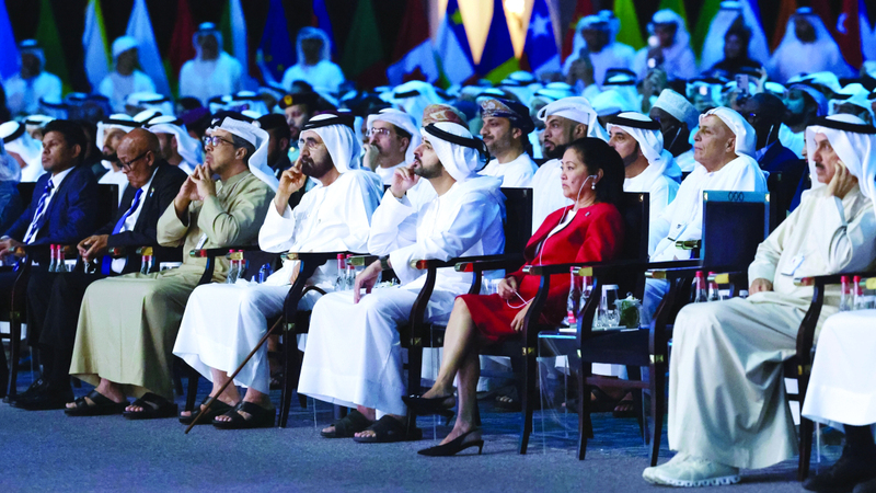 محمد بن راشد شهد الجلسة بحضور منصور بن زايد وحمدان بن محمد. من المصدر