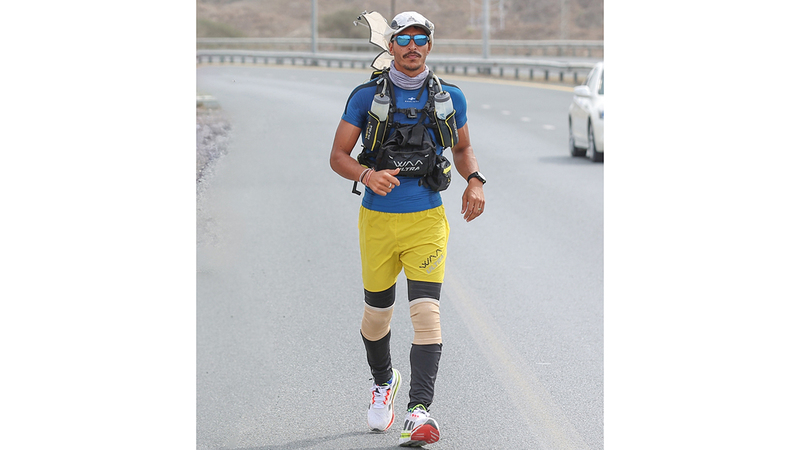 خليفة المزروعي انطلق من الفجيرة وسيمر
بجميع سواري الأعلام في مختلف إمارات
الدولة وصولاً إلى العاصمة أبوظبي.
تصوير: زيشان أحمد