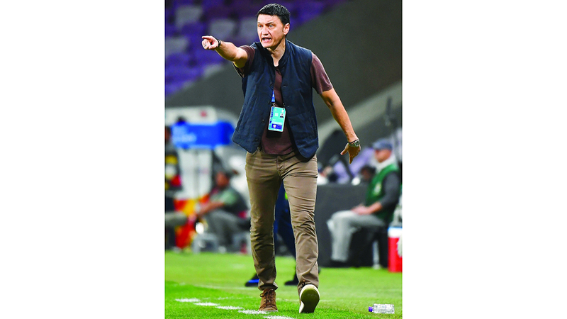 فلاديمير إيفيتش يوجه لاعبي العين خلال مباراة كلباء. تصوير: إريك أرازاس