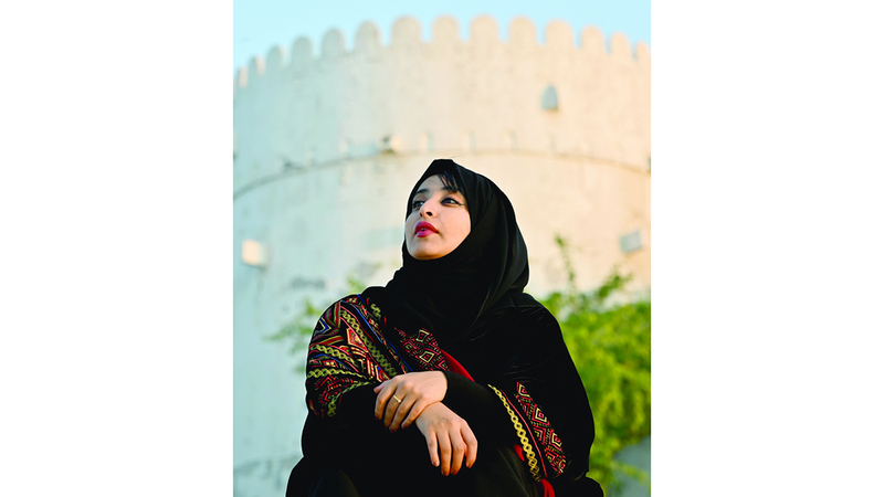 فاطمة بنت علي تستكشف في كتابها «مشكلات معاصرة» مختلف القضايا التي تثقل كاهل الإنسان المعاصر. تصوير: إريك أرازاس