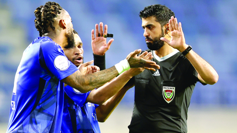 لاعبو النصر يعترضون على قرارات الحكم أحمد سالم خلال مواجهة الوصل. تصوير: سالم خميس