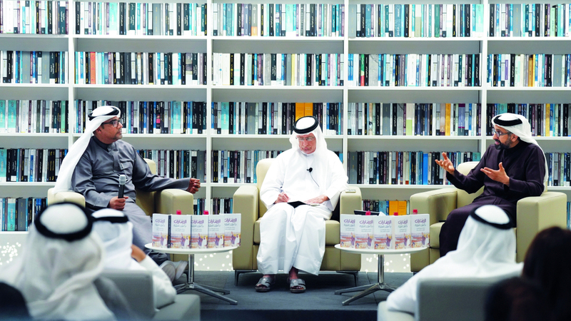 سلطان سعود القاسمي وعبدالخالق عبدالله  وجمال الشحي خلال حفل إطلاق الكتاب. تصوير: شيماء محمد