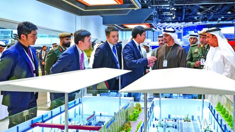 رئيس الدولة خلال زيارته معرض &laquo;آيدكس 2025&raquo;. وام