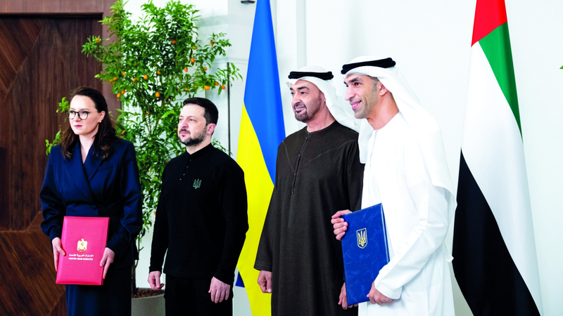 رئيس الدولة والرئيس الأوكراني خلال حضورهما توقيع اتفاقية الشراكة الاقتصادية الشاملة. وام