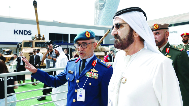 محمد بن راشد خلال زيارته  معرض الدفاع الدولي &laquo;آيدكس 2025&raquo;. من المصدر