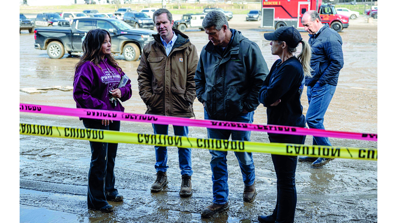 حاكم الولاية آندي بشير في حديث مع الأهالي. أ.ف.ب