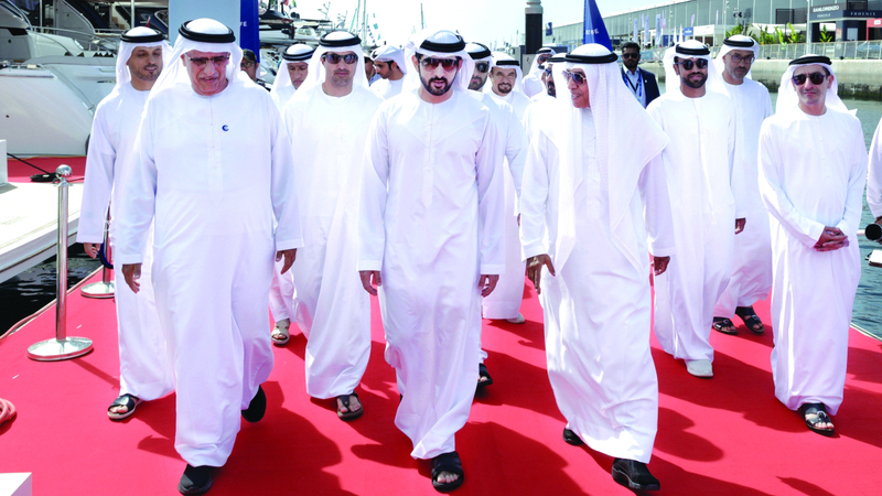 حمدان بن محمد خلال زيارة معرض دبي العالمي للقوارب. من المصدر
