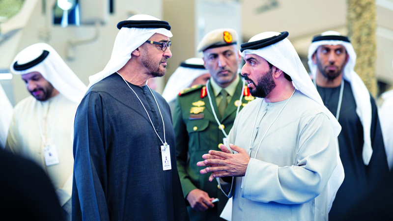 رئيس الدولة خلال جولة في معرض «آيدكس 2025». وام