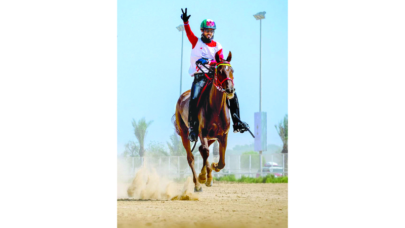 سيف المزروعي عند وصوله خط النهاية. من المصدر